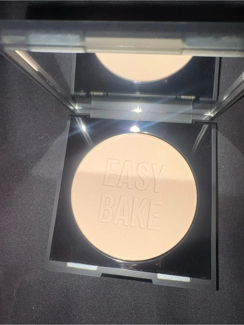 HUDA BEAUTY Easy Bake and Snatch Pressed Brightening Setting Powder